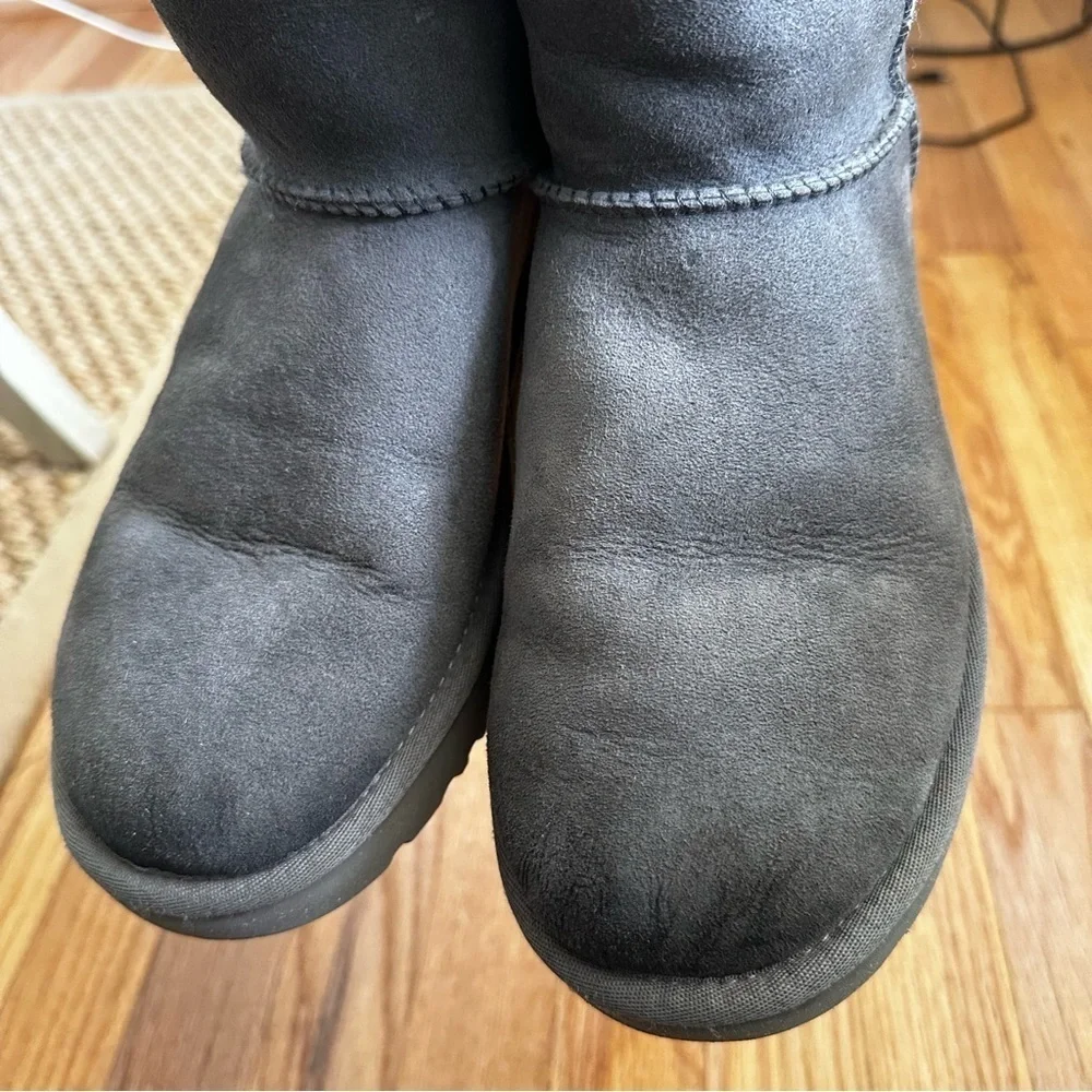 UGG Classic Short Grey Sheepskin Boots Size 9